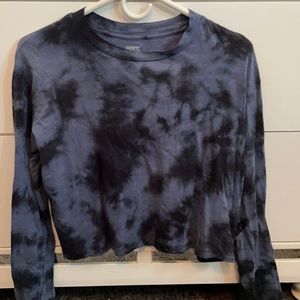 Cropped long sleeve blue and black tie dye shirt.